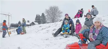  ?? FOTO: MATTHIAS BECKER ?? Schätzen den Hopsasa-Hügel sehr (von links): Korbinian Kögel, Noa Wittmann und Lukas Wiesmann, rechts Familie Mader, Katharina und Florian mit den Kindern Emilia, Magdalena und Valentin, hinten Familie Wahl.