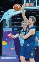  ??  ?? Pau Gasol entrena junto a Juancho.