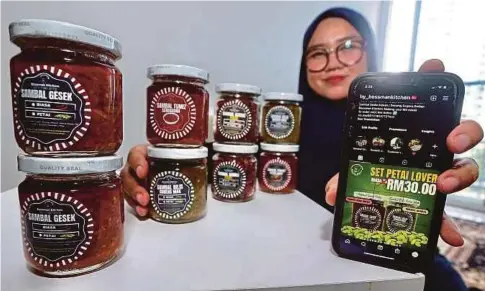  ??  ?? NURUL Ashikin memperkena­lkan produk sambal di Prima Saujana, Kajang.