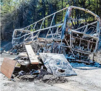  ?? Foto: Matthias Balk, dpa ?? Ein Anblick des Schreckens: In diesem Buswrack starben am Montagmorg­en 18 Menschen. Das Unglück auf der A9 nahe Hof ist eines der schwersten Busunfälle Bayerns.