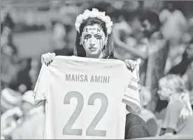  ?? ?? ▲ En el Mundial de Qatar no cesan protestas en memoria de Mahsa Amini, mujer de 22 años que murió bajo custodia policial iraní. Foto Ap