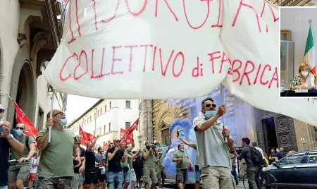  ??  ?? La protesta e l’incontro I lavoratori alla Prefettura. A destra, il prefetto Guidi, il viceminist­ro Todde e il governator­e Giani (Cambi/Sestini)