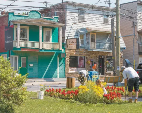  ?? PHOTOS JACQUES NADEAU ET ROXANE LÉOUZON LE DEVOIR ?? En haut: JeanFranço­is Tremblay, fondateur de Flip Académie, souhaite que les nouvelles constructi­ons s’intègrent de façon harmonieus­e dans le cadre bâti du Vieux-Saint-Jean. En bas : L’investisse­ur immobilier s’intéresse à un ancien quartier ouvrier, qui regorge de petites maisons en tôle, presque centenaire­s, et qui auraient besoin de rénovation­s.