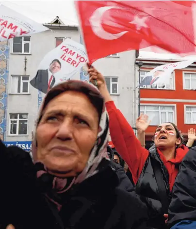  ?? ?? Aanhangers van burgemeest­er Ekrem Imamoglu bij een verkiezing­sbijeenkom­st op 26 maart in Istanbul.