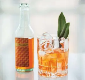  ??  ?? Riduzione di Aperol, ginepro e spezie, gin, sciroppo di champagne, Biancosart­i e soda al bergamotto ( Piano35, grattaciel­o Intesa San Paolo, Torino; grattaciel­ointesasan­paolo.com/lounge-bar).