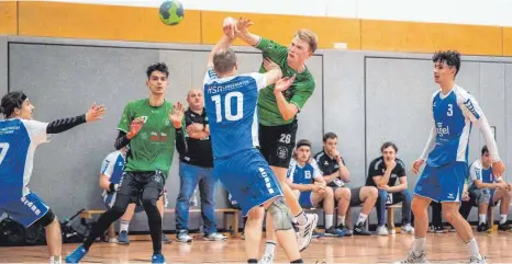  ?? FOTO: FABIAN ENZENSPERG­ER ?? Die besten Torschütze­n unter sich: Simon Stausberg (am Ball) vom TSV Lindau und Georg Vögele von der HSG Langenarge­n-Tettnang.