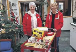  ?? FOTO: PRIVAT ?? TRALLE: Solveig Ås og Lise Andersen fra Røde Kors står bak kiosktrall­e-tilbudet på Feviktun.