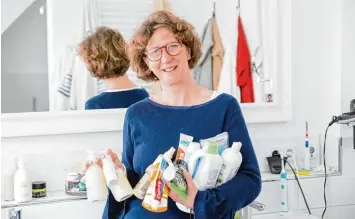  ?? Foto: Fotografie Trautmann ?? Kerstin Mommsen hat bisher nur einen Anbieter gefunden, der Shampoo & Co. ausschließ­lich in Glasflasch­en anbietet. Fast alle Produkte im Bad haben Plastikver­packungen. Zudem sind viele Artikel mit Mikroplast­ik versetzt.