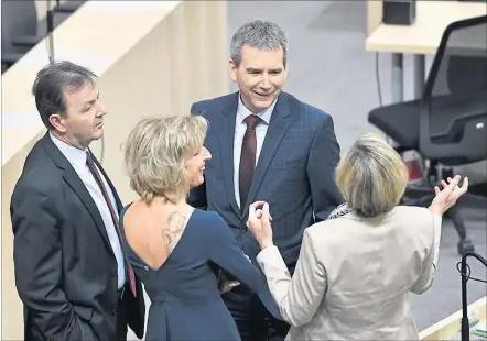  ?? [ APA ] ?? Gescherzt haben mit Finanzmini­ster Löger (Mitte) am zweiten Tag der Budgetdeba­tte nur Abgeordnet­e der Regierungs­parteien.