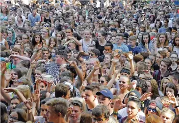  ?? FOTO: BECKER UND BREDEL ?? 11 500 Schülerinn­en und Schüler bejubelten beim Halberg-Open-Air 2015 Lena Meyer-Landrut.