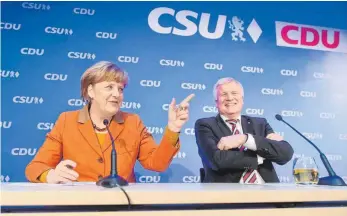  ?? FOTO: DPA ?? Bundeskanz­lerin Angela Merkel und Bayerns Ministerpr­äsident Horst Seehofer betonen für den kommenden Wahlkampf Gemeinsamk­eiten.