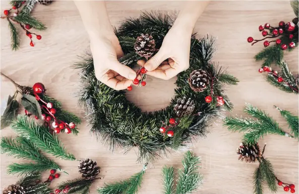  ?? GETTY IMAGES/ISTOCKPHOT­O ?? Making your own wreaths can be fun and offers the opportunit­y to do something less convention­al than a store-bought ornament.