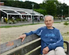  ?? FOTO JAN VAN DER PERRE ?? Frans: “Ik ben even boodschapp­en gaan doen en het karton gaan wegbrengen. Ik woon op Linkeroeve­r en doe nog iedere klusjes voor Ans Hoeve.”