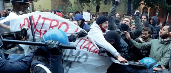  ??  ?? In piazza Gli scontri tra attivisti del Cua e forze dell’ordine durante le proteste degli antagonist­i per il caro mensa