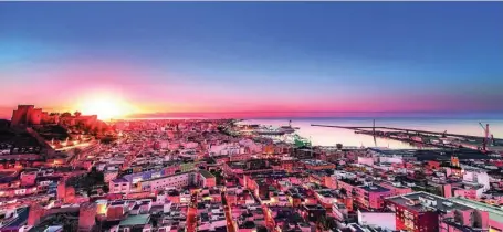  ?? FOTOS: LA RAZÓN ?? Panorámica de la ciudad de Almería, con la Alcazaba a la izquierda y el puerto a la derecha