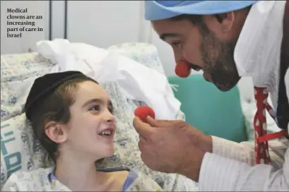  ??  ?? Medical clowns are an increasing part of care in Israel