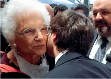  ?? (Benvegnù) ?? Sorrisi
Liliana Segre,
89 anni, saluta con un bacio lo studente di destra Valerio Cerracchio, al centro delle polemiche nei giorni scorsi dopo la scelta di farlo intervenir­e a nome degli studenti