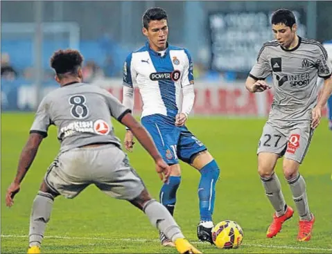  ?? XAVIER GÓMEZ ?? Héctor Moreno, en una de las escasas jugadas en que entró en juego, pasa un balón entre Lemina y Barrada