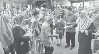  ?? — Gambar Bernama ?? Timbalan Menteri di Jabatan Perdana Menteri Fuziah Salleh (dua kanan) menyampaik­an sumbangan angpau kepada warga emas dan kanak-kanak pada majlis sambutan Tahun Baharu Cina 2019 Parlimen Kuantan, di Kuantan, semalam. Sambutan turut disajikan dengan pelbagai juadah makanan dan penyampaia­n ang paw kepada kanak-kanak dan orang tua di samping dapat mengeratka­n hubungan antara penduduk dan pemimpin.