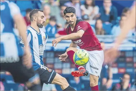  ?? Foto: PERE PUNTÍ ?? Sergi Darder y Carlos Soler, durante el Espanyol-valencia del curso pasado, disputado en la jornada 37 y con 1-1 como resultado