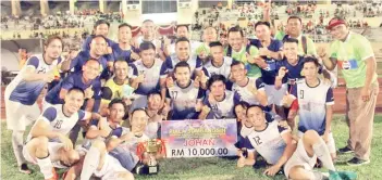  ??  ?? KDM Keningau players and team officials celebratin­g their victory in the KDMM Football League 2018/2019 Charity Shield match in Keningau on Saturday.