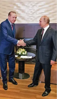 ?? FOTO: AP ?? Man versteht sich wieder: Recep Tayyip Erdogan (l.) gestern bei seinem russischen Kollegen Wladimir Putin in Sotschi am Schwarzen Meer.
