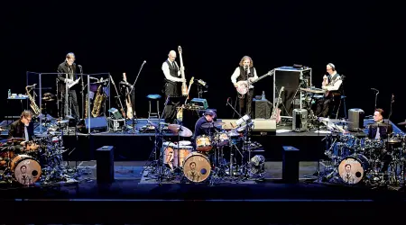  ??  ?? I King Crimson in concerto: Jimi Hendrix li definì«la miglior band del mondo» Virtuosi