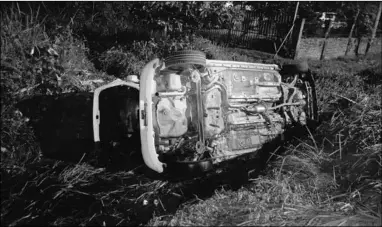  ??  ?? Deze auto is dinsdag in de trens aan de Magentaweg beland. De bestuurder is niet in het bezit van een rijbewijs. (Action-foto: Shaylendra Jarbandhan)