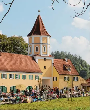  ?? Fotos: Anna Schmid ?? Zum zehnten Geburtstag ihrer Gemeinscha­ft haben die Blumenthal­er am Sonntag auch einen kleinen Flohmarkt veranstalt­et. Der lud viele Besucher bei schönstem Sonnensche­in zum Durchschle­ndern ein.