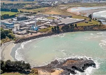  ?? MYTCHALL BRANSGROVE/STUFF ?? The Smithfield Beach coastal walkway is closed while possible asbestos contaminat­ion is investigat­ed.