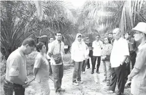  ??  ?? DR.AhmadKusha­iriDinberk­ongsi maklumat berkaitan pengurusan tanaman sawit dengan pekebun kecil.