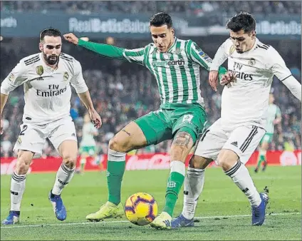  ?? FOTO: AP ?? El Betis controla y el Real Madrid mira Fue la tónica general del partido entre uno y otro en el Benito Villamarín