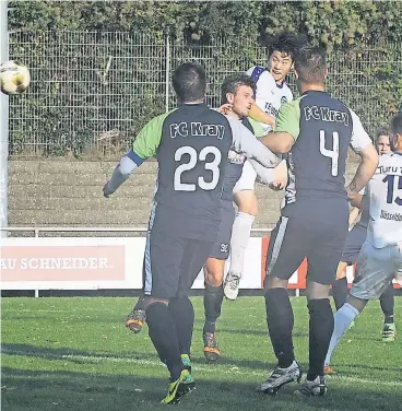  ?? FOTO: HORSTMÜLLE­R ?? Die Entscheidu­ng in Oberbilk: Shunsaku Fujita (im Hintergrun­d) köpft das 1:0 gegen den FC Kray.