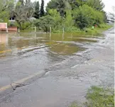  ?? ALBERTO HIERRO MANOLO AGUIRRE ?? El agua inundó el paso hacia la presa