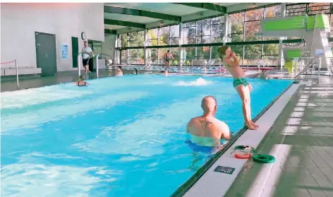  ?? FOTO: D. STANIEK ?? Im Schlossbad dürfen sich nur 40 Gäste gleichzeit­ig befinden. Das öffentlich­e Schwimmen vormittags nach 8 Uhr findet vorerst nicht statt.