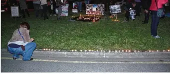  ??  ?? Certains manifestan­ts ont allumés des bougies,en hommage aux animaux abattus.