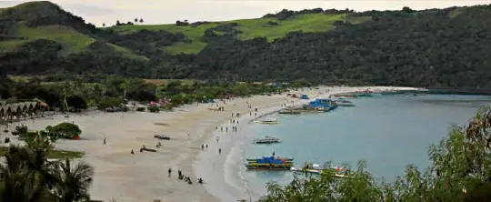  ??  ?? View of the beach at Calaguas