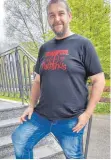  ?? FOTO: SILVIA REICH-RECLA ?? 2021 trug Sascha Uthmann aus Bad Hindelang Kleidergrö­ße 8 XL, musste TShirts und Hosen in Spezialges­chäften bestellen. Ans Motorradfa­hren war damals nicht zu denken: Mit 230 Kilo Körpergewi­cht war er zu schwer für jede normale Maschine: Heute ist das nicht mehr so. Der Bad Hindelange­r hat 100 Kilo abgenommen, fährt Motorrad und trägt derzeit 3XL.