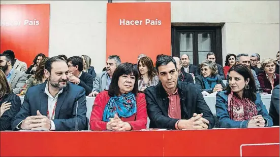  ?? DANI DUCH ?? Pedro Sánchez flanquejat per José Luis Ábalos, Cristina Narbona i Adriana Lastra al comitè federal del PSOE celebrat a Aranjuez