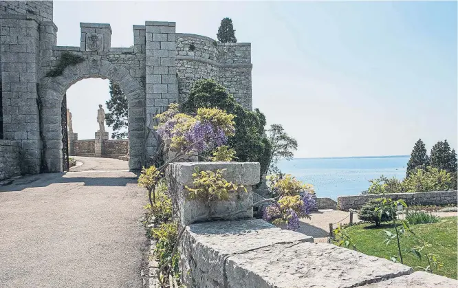  ??  ?? Entrada principal de la fortaleza reconstrui­da, edificada sobre los acantilado­s del mar Adriático, al fondo