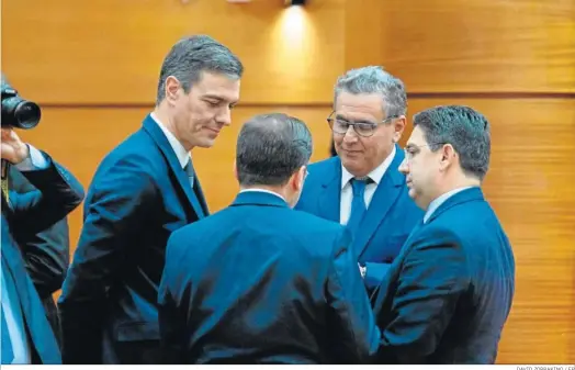  ?? DAVID ZORRAKINO / EP ?? El presidente del Gobierno, Pedro Sánchez, habla con su homólogo marroquí, Aziz Akhannouch, ayer después la reunión plenaria de la cumbre.