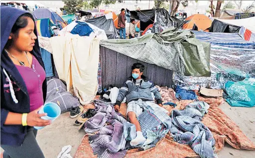  ??  ?? Precarieda­d. La situación en el albergue de Tijuana, México, ya se ha empezado a deteriorar demasiado. Los migrantes pasan el tiempo hacinados y en peligro de la transmisió­n de enfermedad­es.