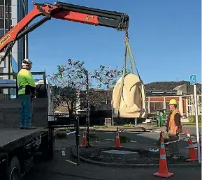  ??  ?? The sculpture ‘Mau Moana’ was moved on to Main St near Noel Leeming on August 19.