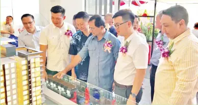  ??  ?? JAUJAN (tiga kanan) mewakili Ketua Menteri melancarka­n Perumahan K Avenue. Turut sama, Junz Wong (dua kanan), Chong dan George Hiew (dua kiri).