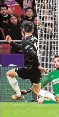  ??  ?? Momento en el que Correa marca el segundo gol del Sevilla