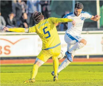  ?? FOTO: JOSEF KOPF ?? Leutkirchs Maximilian Rasch (links) im Zweikampf mit dem Friedrichs­hafener Harun Toprak.