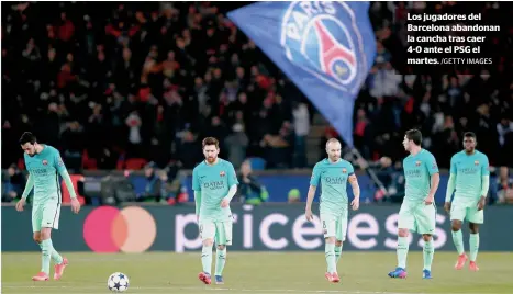  ?? /GETTY IMAGES ?? Los jugadores del Barcelona abandonan la cancha tras caer 4-0 ante el PSG el martes.