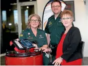  ?? KAVINDA HERATH/STUFF ?? Paramedics Sue Bristow, left, and Jason McVie with cardiac arrest survivor Janine Pine.