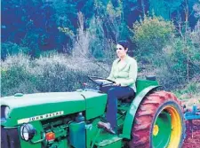  ??  ?? UN “CAMBIO RADICAL”.
Marta pasó de trabajar como integrador­a social, según explicó en una revista, a rodearse de tierra y gallinas. El campo es «muy masculino», decía.