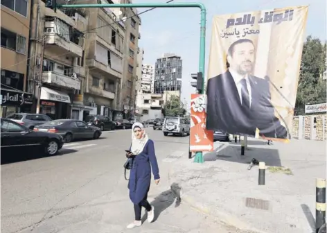  ??  ?? ► Un poster muestra la imagen del renunciado primer ministro, Saad Hariri, el lunes en Beirut.